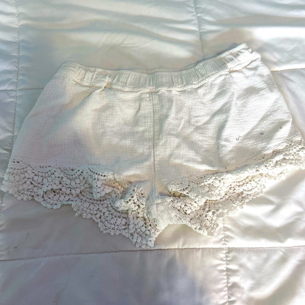 super cute white shorts!